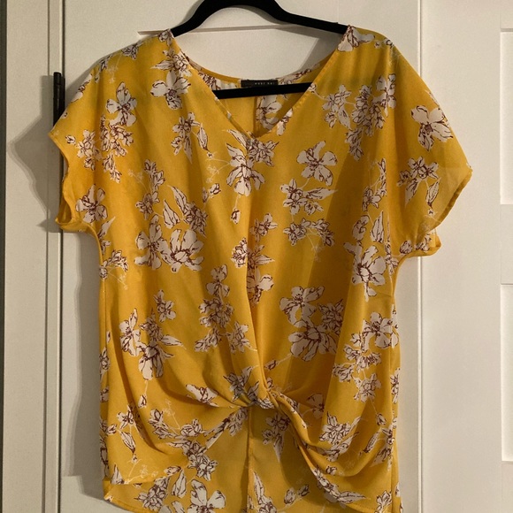West Kei Tops - West Kei Sz S Tie Front Blouse in Gold